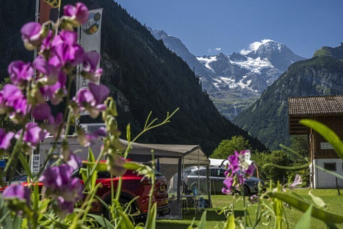 Camping Breithorn omgeven door brullende watervallen